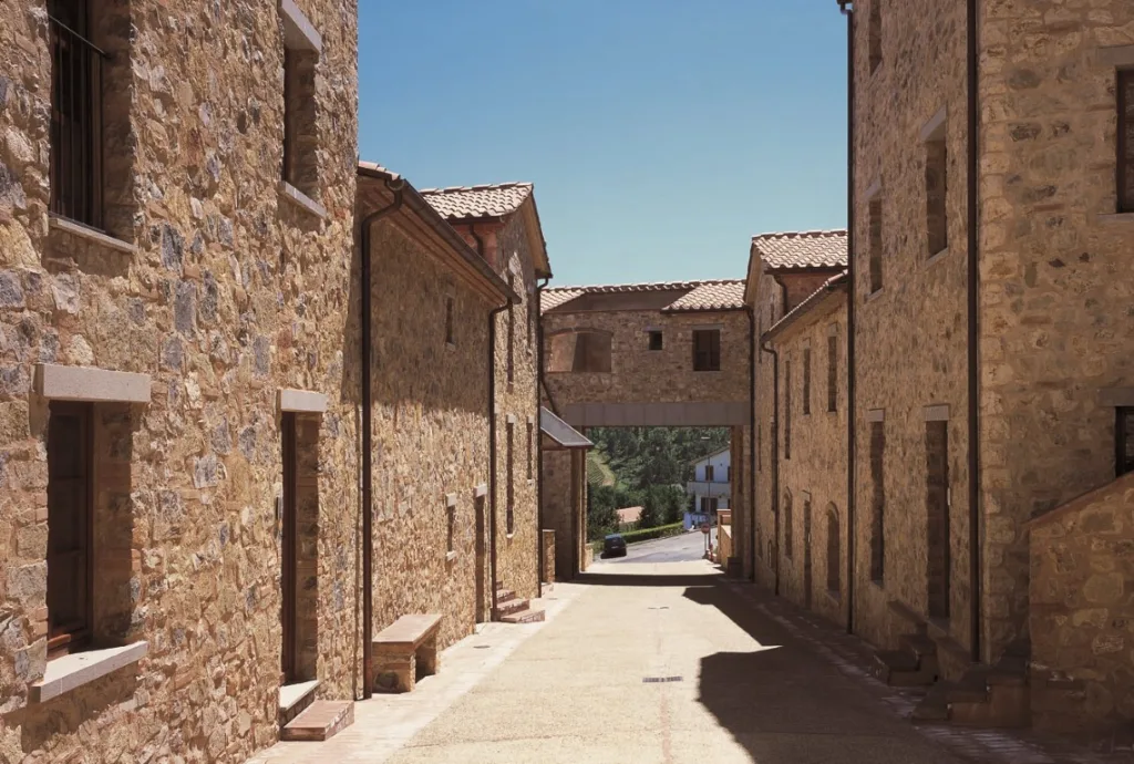 Borgo Gaiole - Strada Interna e Portale di Accesso